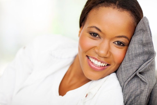 Una mujer de pelo oscuro con una hermosa sonrisa
