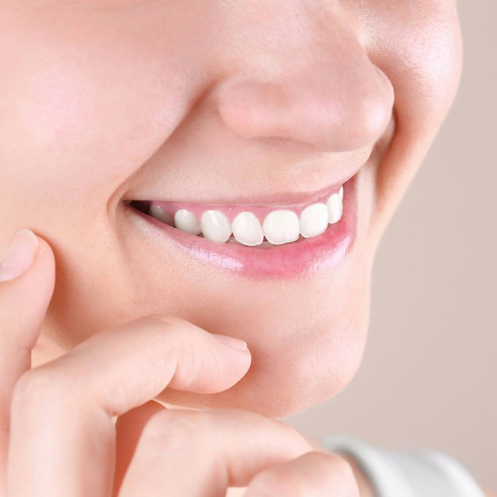 Woman with too little teeth and long gumline