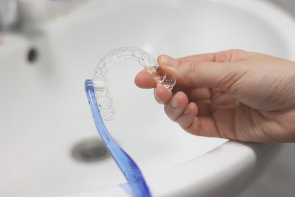 Cleaning retainer