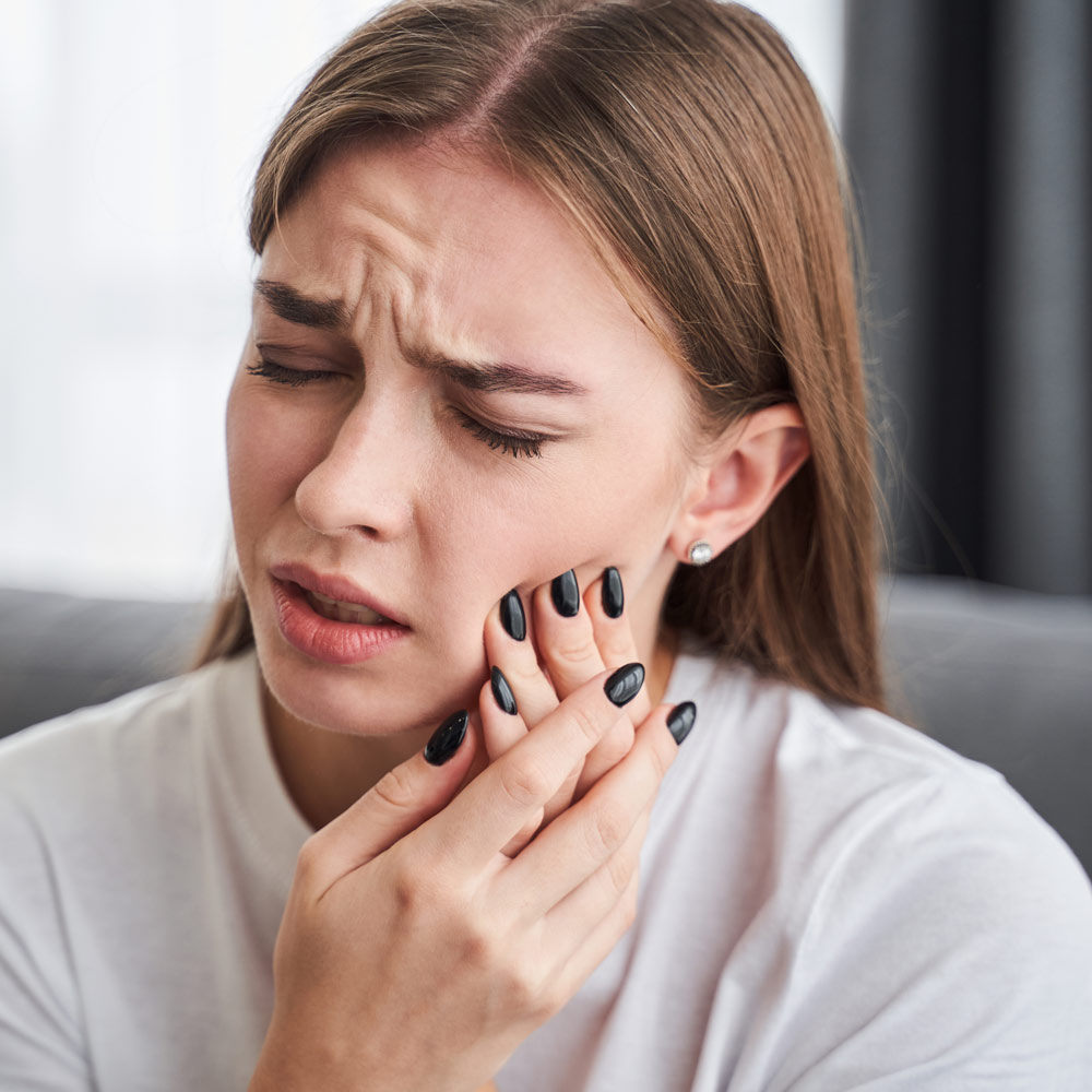 Lady with wisdom tooth pain