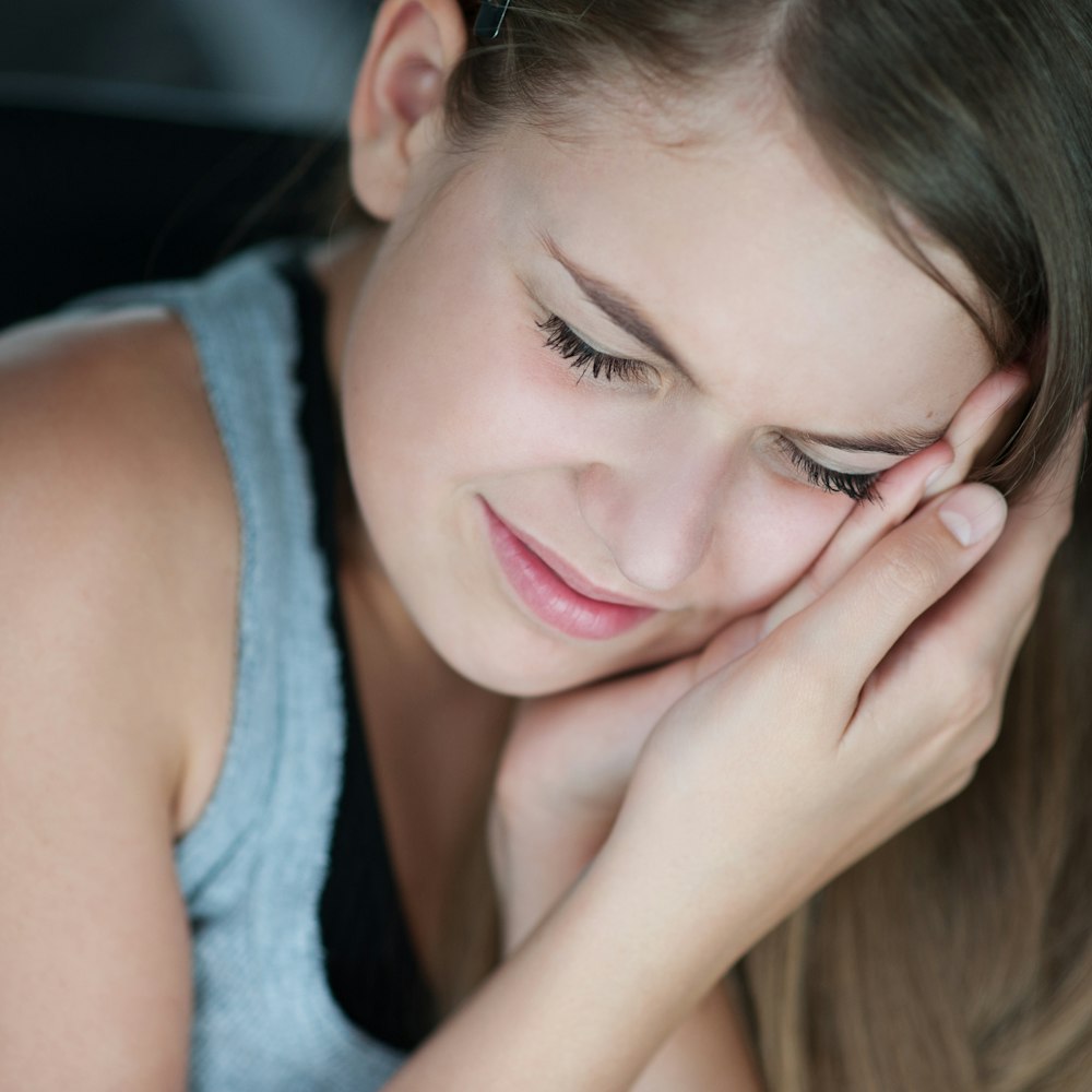 young girl clenching her jaw in pain