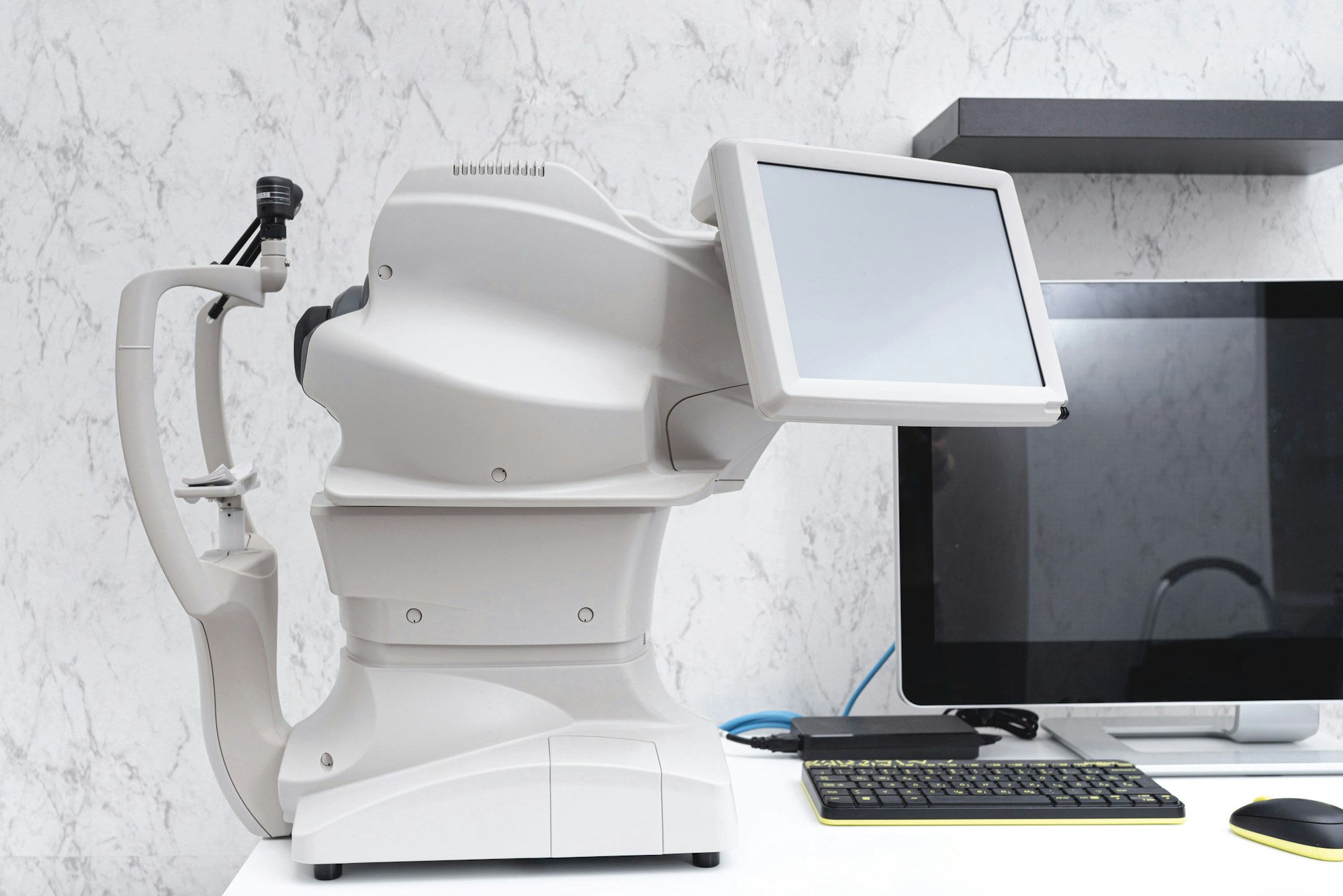 Optical coherence tomography (OCT) machine