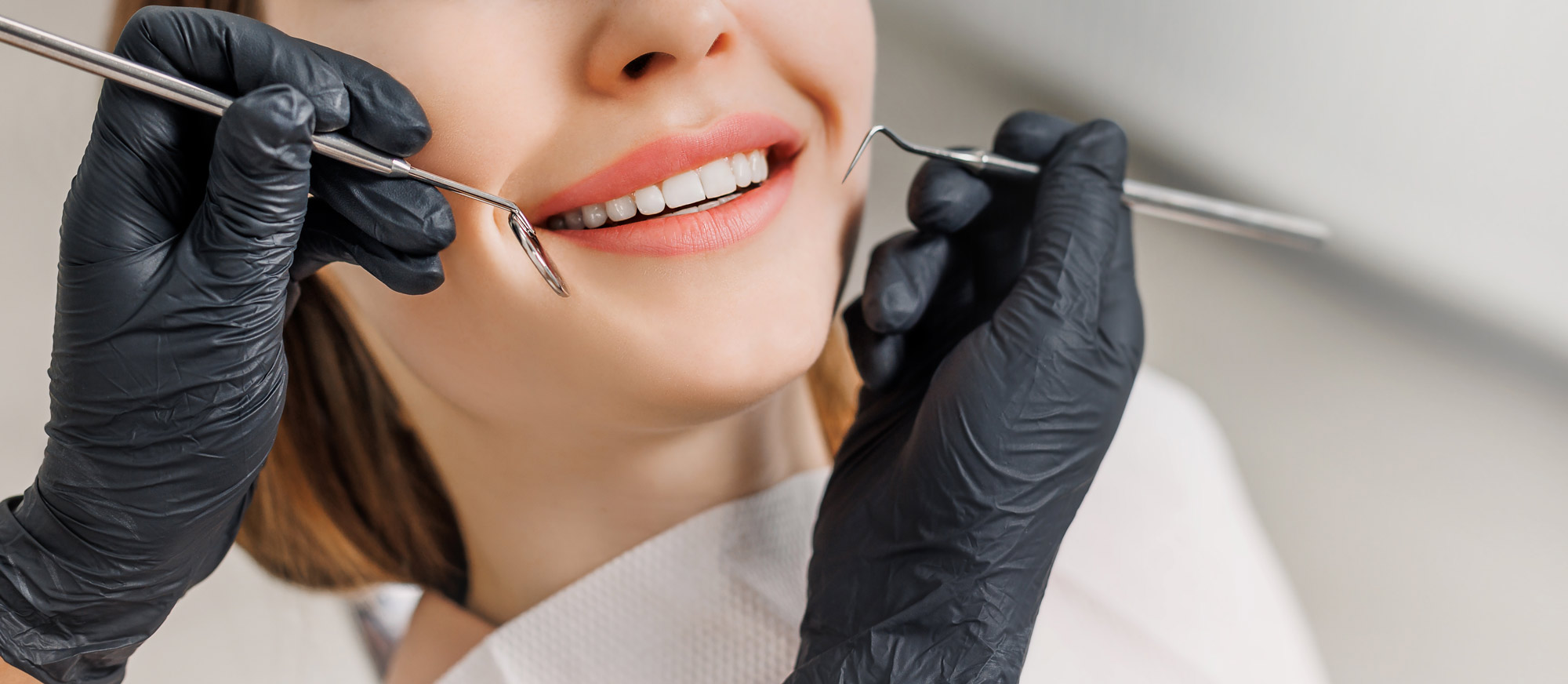Smiling woman at the dentist