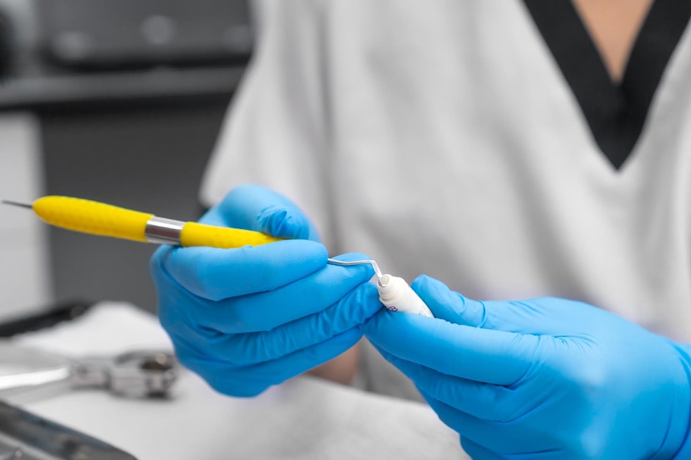 dental bonding material