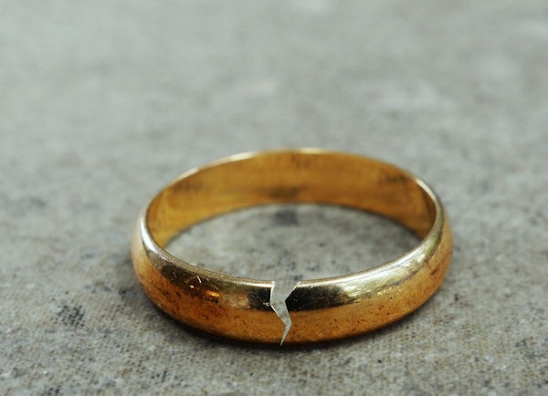 broken wedding ring