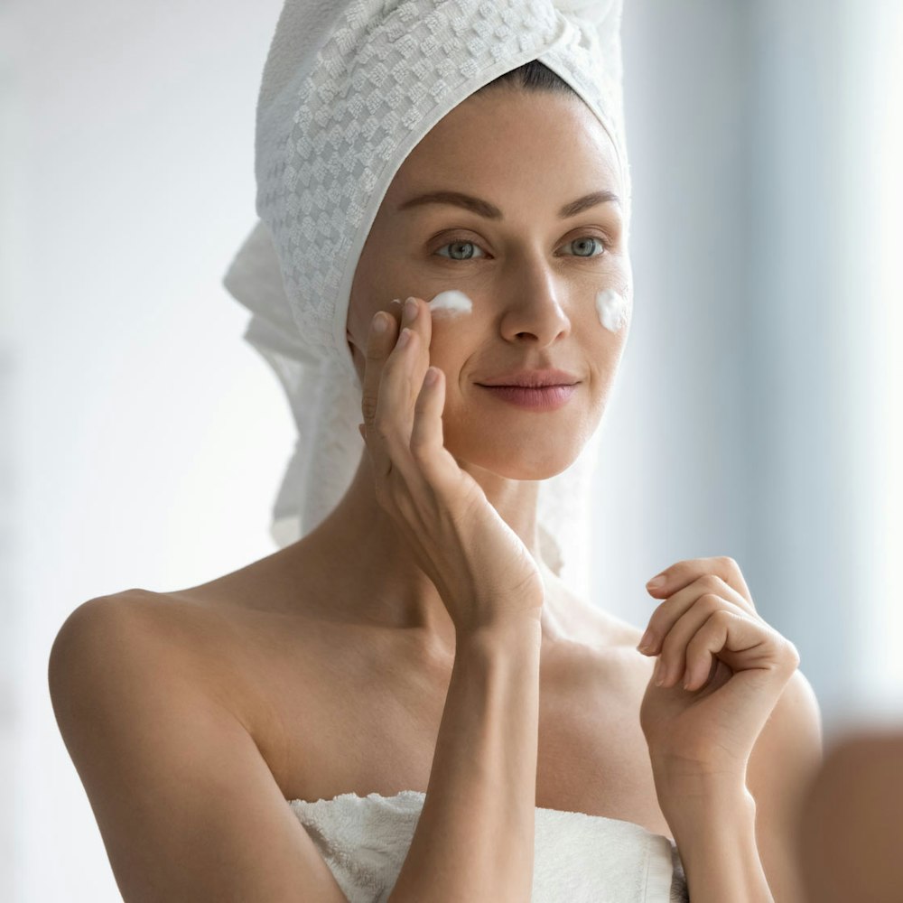 Woman putting on Vivierskin®
