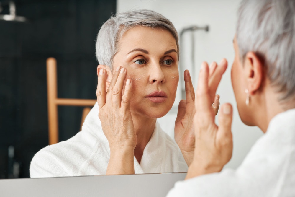 Woman applying Vivier to her face