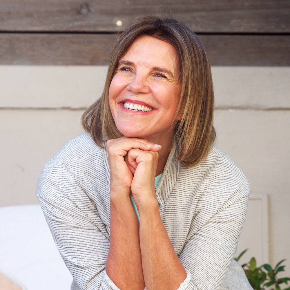 Smiling woman leaning on hands